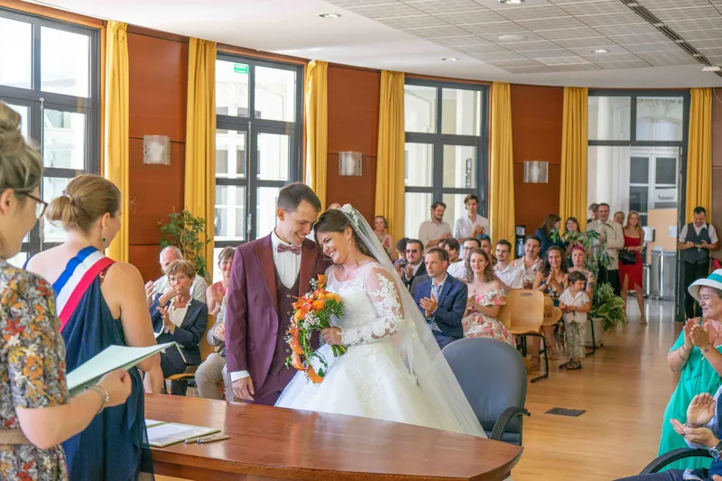 Cérémonie à la mairie : les mariés devant l’élue, entourés de leurs invités.