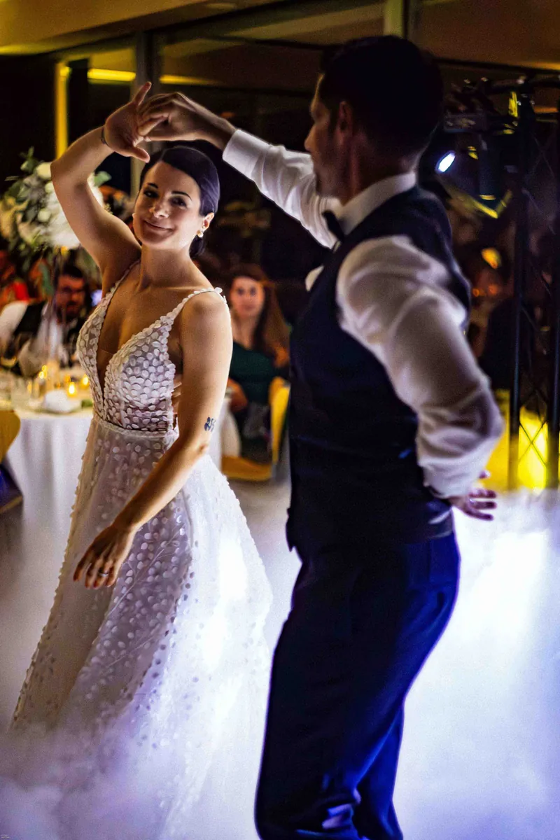 Le marié fait tourner la mariée sur la piste de danse.
