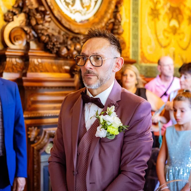 Le marié ému pendant la cérémonie à la mairie.