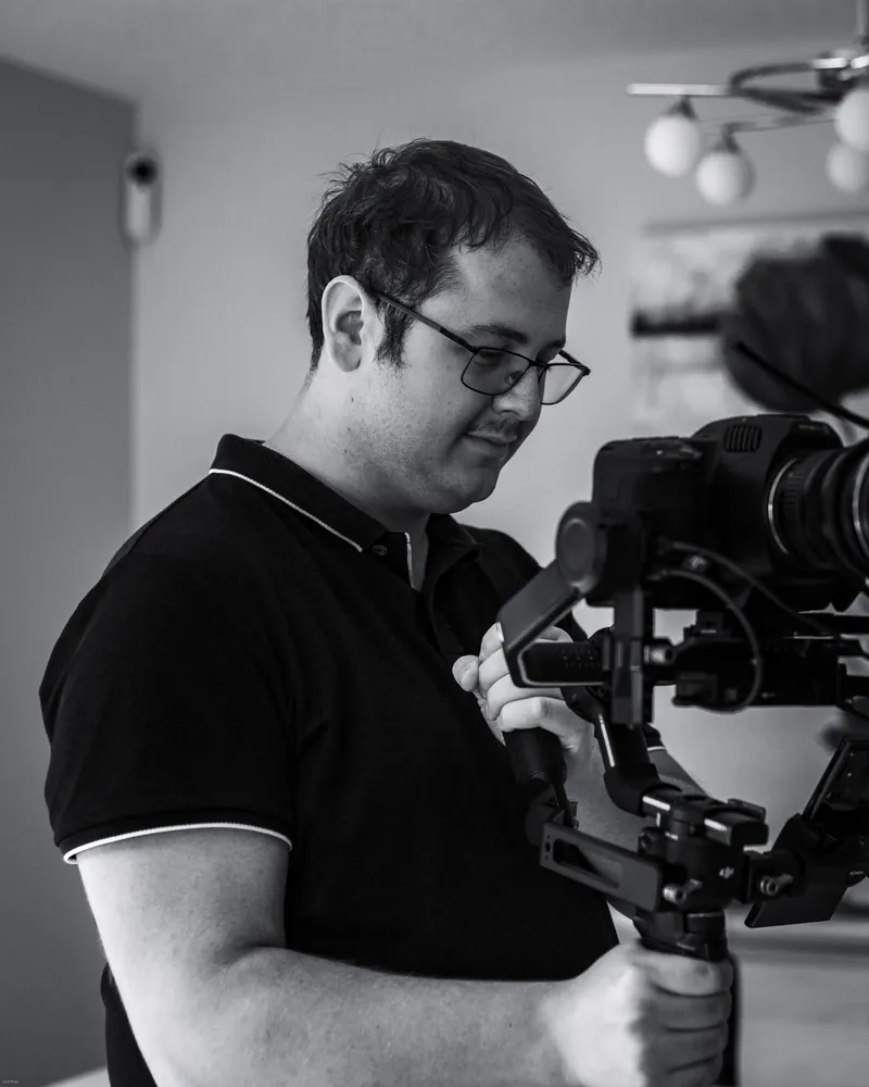 Matthieu Anquez, caméra cinéma sur stabilisateur, en noir et blanc.