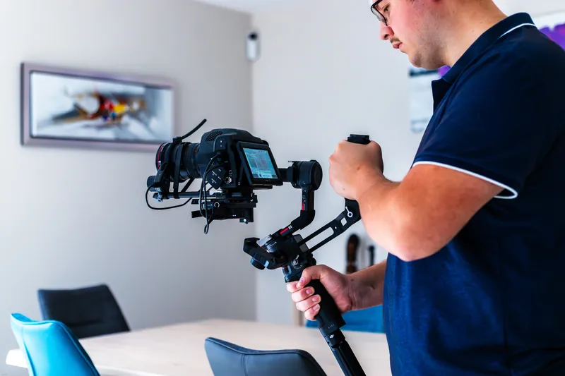 Matthieu Anquez prépare une prise de vue au stabilisateur.