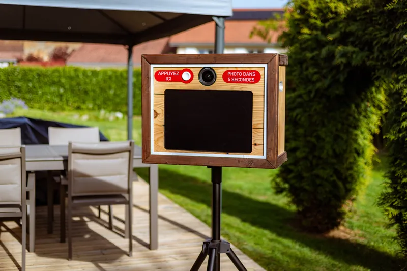 Le photobooth JJLR, caisson en bois sur trépied, installé sur une terrasse.