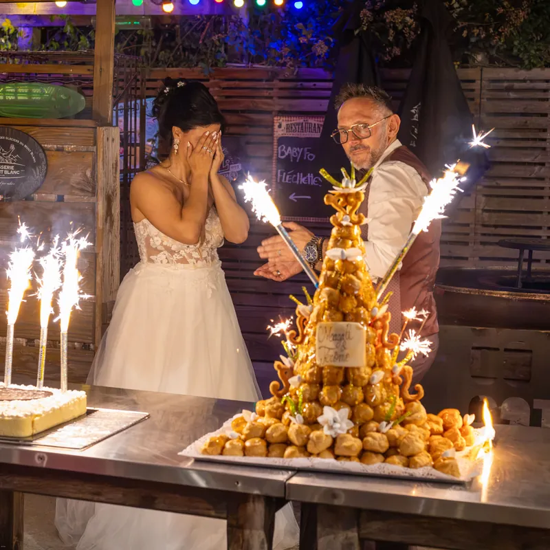 Pièce montée et feux de Bengale : la mariée émue, le marié rayonnant.