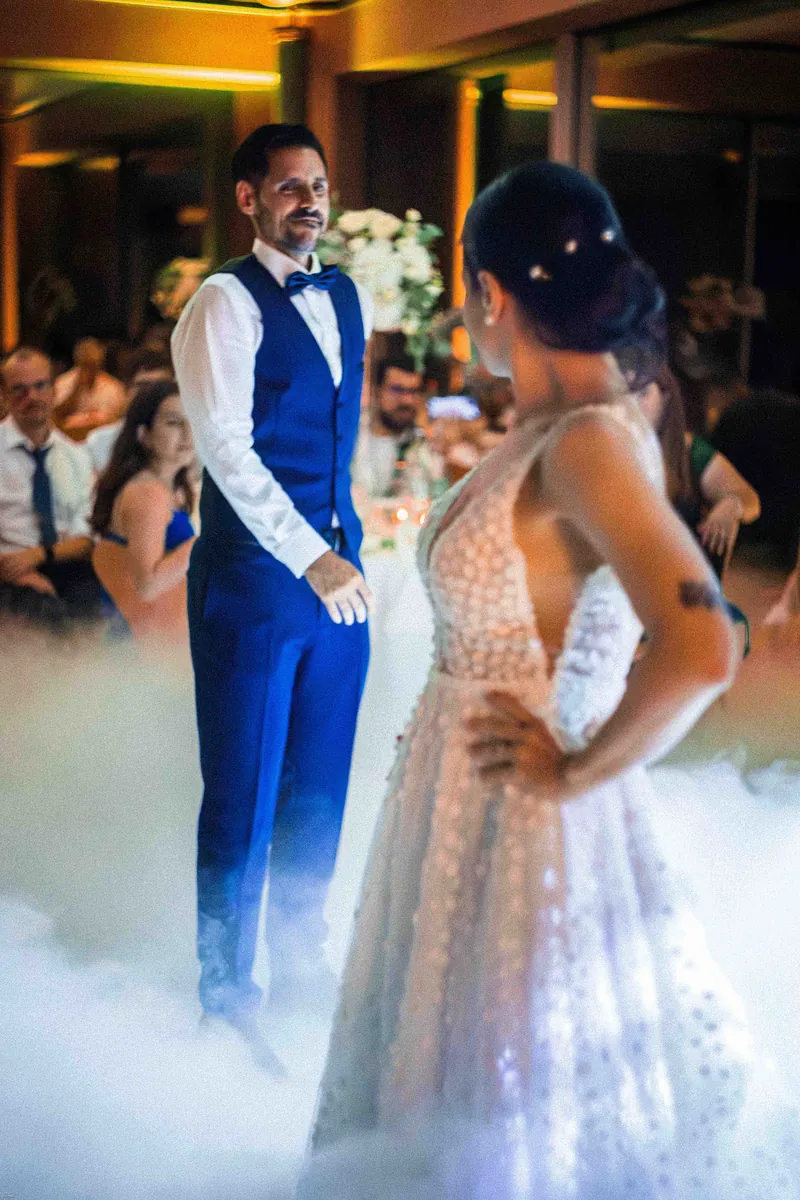 Première danse dans la fumée lourde, le marié face à la mariée.