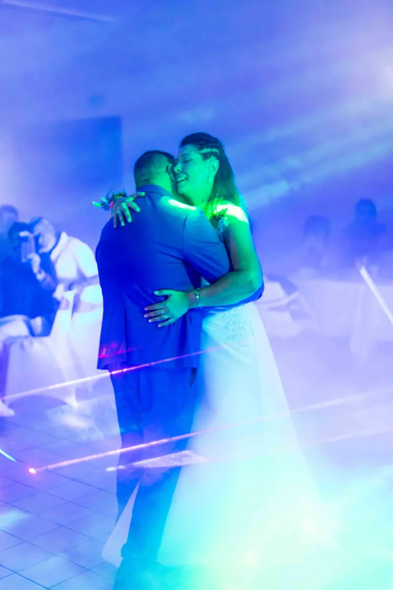 Première danse sous les projecteurs bleus et la fumée.